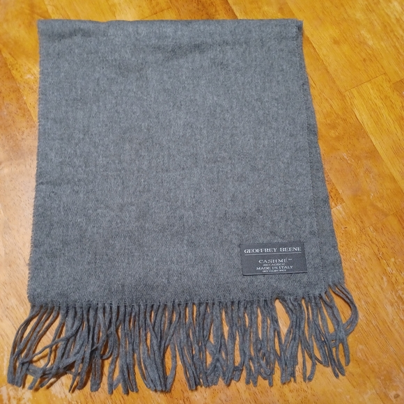 Geoffrey Beene 100% Acrylic scarf. 56" includes fringe. Gently loved. Un… - Picture 3 of 3